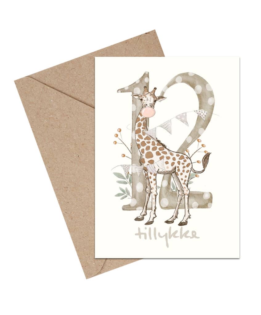 Håndtegnet tillykke talkort med en brun giraf og tallet 12 i neutrale, beige brune farver på en hvid baggrund.